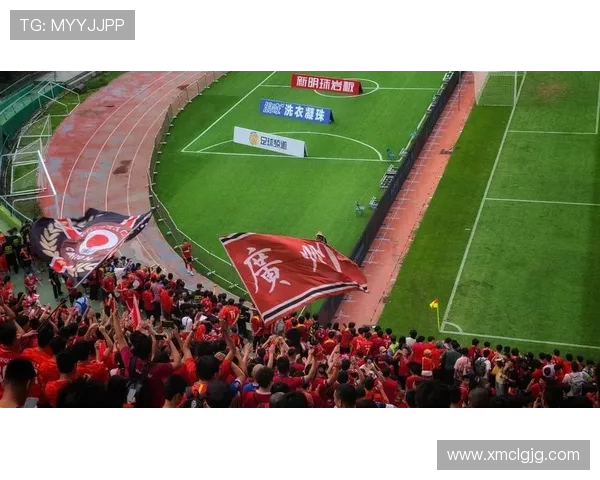 广州足球队配合引发热议球迷对战术与默契的不同看法